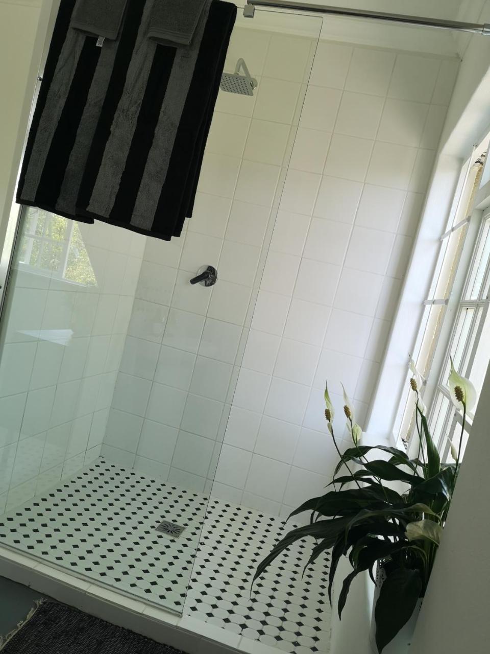 Almond Cottage Bed & Breakfast Somerset West Exteriör bild
